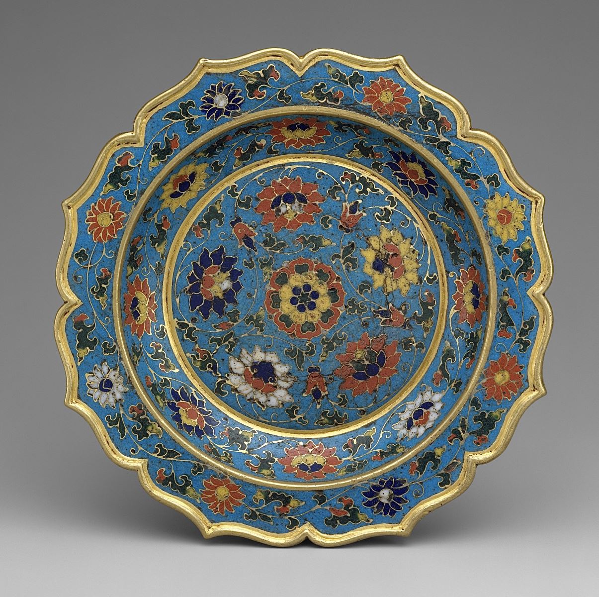 220px-明早期_掐絲琺瑯菱花口碟-Dish_with_scalloped_rim_MET_DT7072_(cropped)